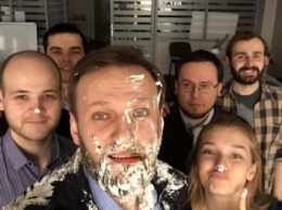 В Москве неизвестные закидали тортами оппозиционера Навального