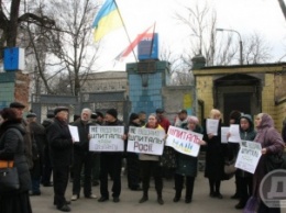 Война в тылу. Днепропетровцы отстаивают военный госпиталь (Фото)