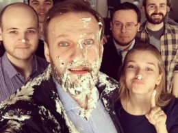 Торт в Навального - зачем?
