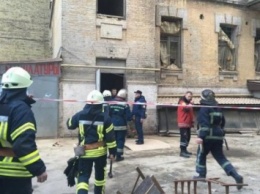 В центре Киева обрушился дом, под завалами оказались люди
