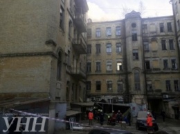 Из-под завалов столичного дома на ул. Б.Хмельницкого вытащили двух человек, они в тяжелом состоянии