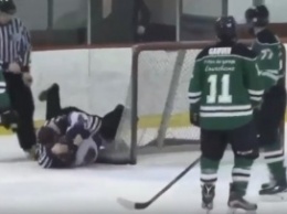 Канадского хоккеиста во время матча "заламали" арбитры и передали полиции