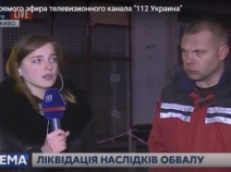 Спасатели всю ночь разбирали завалы рухнувшего дома в Киеве: под ними могут оставаться один-два человека