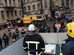 Под бетонной плитой обвалившегося дома в центре Киева находится один человек, - корреспондент