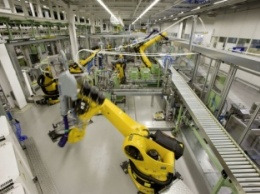 На заводах Mercedes-Benz роботов заменят людьми