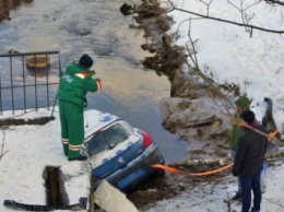 В Петербурге девушка на Peugeot съехала в реку Мурзинку