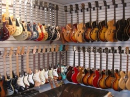 В Нью-Йорке на аукционе продали 300 "знаменитых" гитар