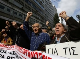СМИ: Греческие фермеры начали постепенно освобождать магистрали