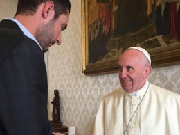 Глава Instagram после встречи с папой Римским подарил ему фотокнигу