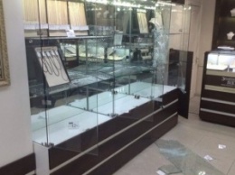 В Запорожье неизвестные ограбили ювелирный магазин, угрожая кассиру автоматом