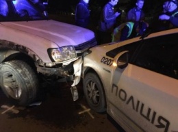 Пьяный Балога протаранил патрульную машину на чужом джипе и спасался от полицейских бегством