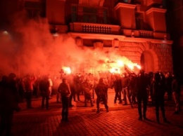 "Азов" провел протест "с огоньком" под СБУ в честь бойцов батальона, обвиненных в терроризме