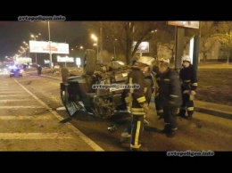 ДТП-перевертыш в Киеве: на Набережном шоссе опрокинулся Toyota FJ Cruiser. ФОТО