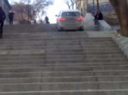 На BMW по ступенькам вверх... Как ездят неадекваты в Ростове (РФ). ВИДЕО