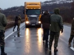 Активисты заявили об очередных остановленных российских грузовиках во Львовской области