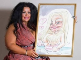 Британка сделала пластические операции, чтобы быть похожей на свой портрет-шарж