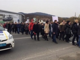 В Мукачево перекрыта трасса Киев - Чоп: протестуют работники профтехучилищ