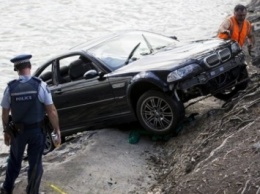 На западе Москвы припаркованный BMW утонул в водоеме