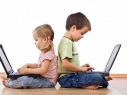 Психологи: Родители используют мобильные технологии, чтобы успокоить детей