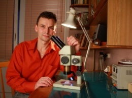 Художник из Новосибирска создал микроскопические книги на зернышке мака