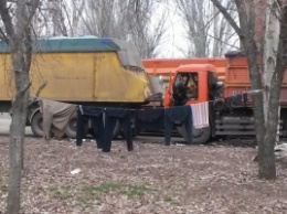 В Николаеве водители зерновозов организовали отстойник возле сквера – местные жители против такого соседства