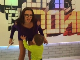 Эвелина Бледанс показала меленькому сыну, как она трясет грудью