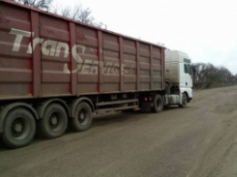 Несмотря на перекрытие трассы Н-11 в Новобугском районе, водители грузовиков находят «лазейки» для проезда