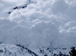 Туристы из Москвы попали под снежную лавину в горах Бурятии, один человек погиб