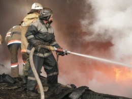 В южной части Москвы горит автосервис