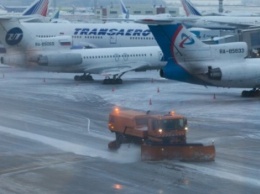 Аэропорты Москвы отменили из-за снегопада более ста рейсов
