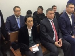 На суд полицейского Олейника приехали Кличко, Аваков и Деканоидзе