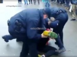 В Киеве, на Лукьяновке полицейские задержали неадекватного водителя Мерседеса. ВИДЕО
