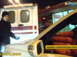 В Киеве женщина-герой парковки пыталась наехать на патрульного. ВИДЕО