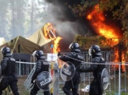 Кале: Беженцы зашили рты и сжигают дома