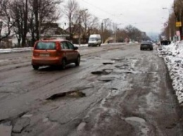 На Днепропетровщине подрядчиков, чьи дороги «сошли со снегом», заставили ремонтировать их за свой счет