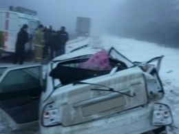 В Самарской области столкнулись легковушка и грузовик, двое погибли