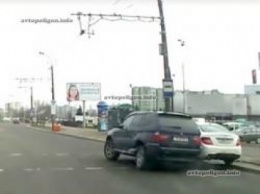 Слепой разворот... BMW X5 едва не отправил Mercedes C-Klasse в столб. ВИДЕО