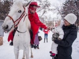 В Новосибирске принцы-Зорро на белых лошадях поздравили женщин с 8 марта