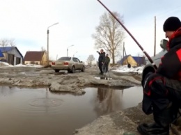 Житель Алтайского края ловил рыбу в ямах на дороге