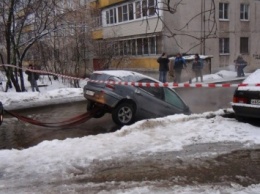 На северо-востоке Москвы из-за провала грунта повреждены четыре автомобиля