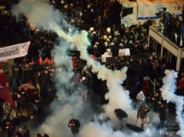 В Стамбуле полиция стреляла и распыляла газ в протестующих