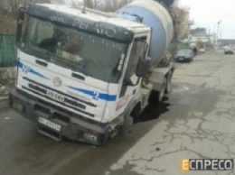 В Киеве бетономешалка провалилась под асфальт, повредив канализационный коллектор