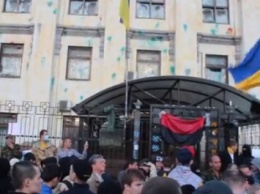 В Киеве посольство России закидали яйцами
