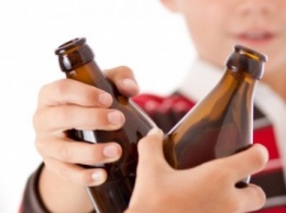 Ученые рассказали о факторах, влияющих на детский алкоголизм