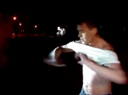 Пьяный мужчина решил показать стриптиз сотрудникам полиции (Видео)