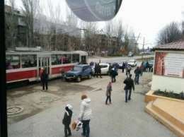 Фотофакт: запорожец припарковал свое авто прямо на рельсах