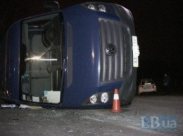 В Киеве пьяный водитель врезался в перевернутый микроавтобус