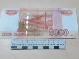 В Барнауле иностранец умудрился сбыть 65 фальшивых пятитысячных купюр