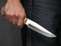 Мужчина напал на прохожих с ножом прямо на глазах у своей супруги и ребенка