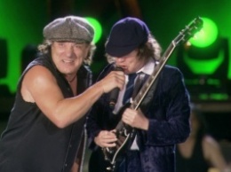 AC/DC прервала свои гастроли в США из-за проблем со здоровьем у вокалиста